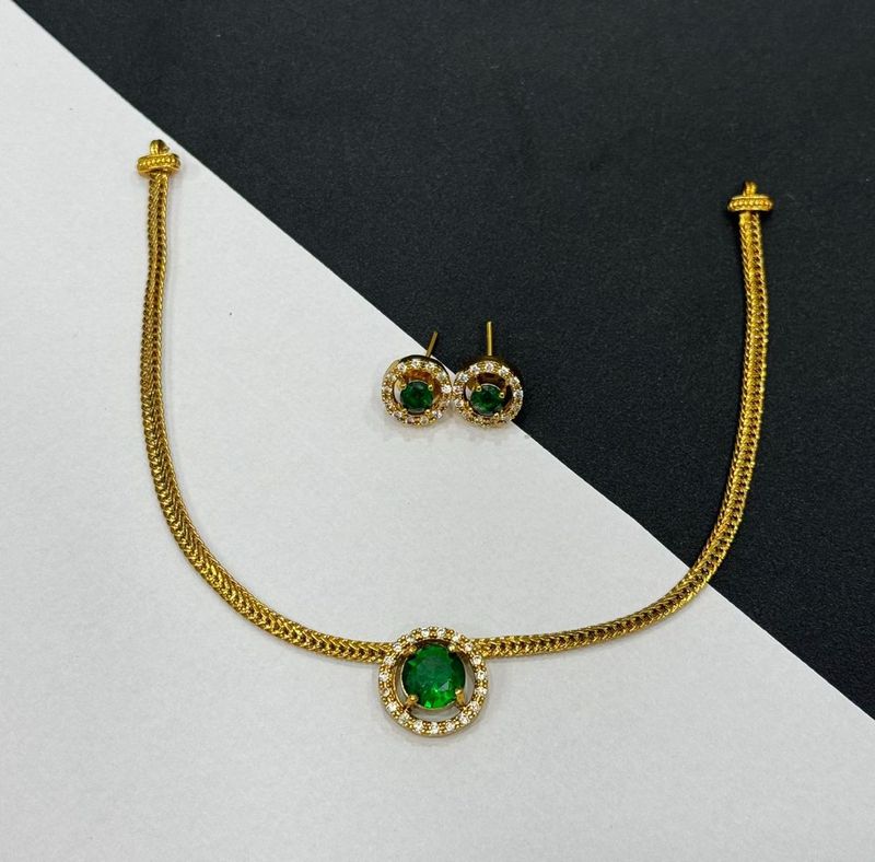 Elegant Emerald &amp; Diamond Necklace &amp; Earring Set