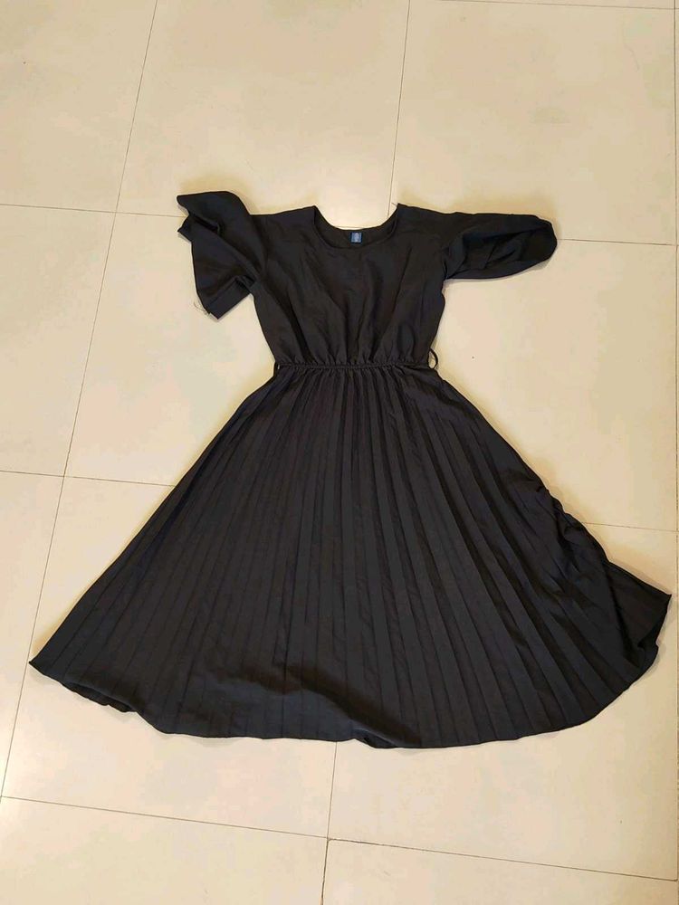 Elegant Black Pleated Midi Dress with Matching Bel