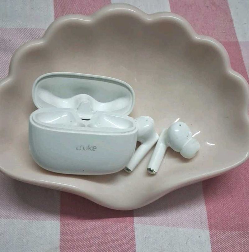 White Truke Wireless Earbuds with Case