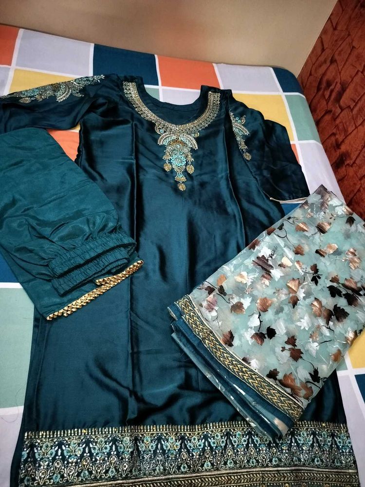 Gorgeous pary dress with beautiful foil paint dupa