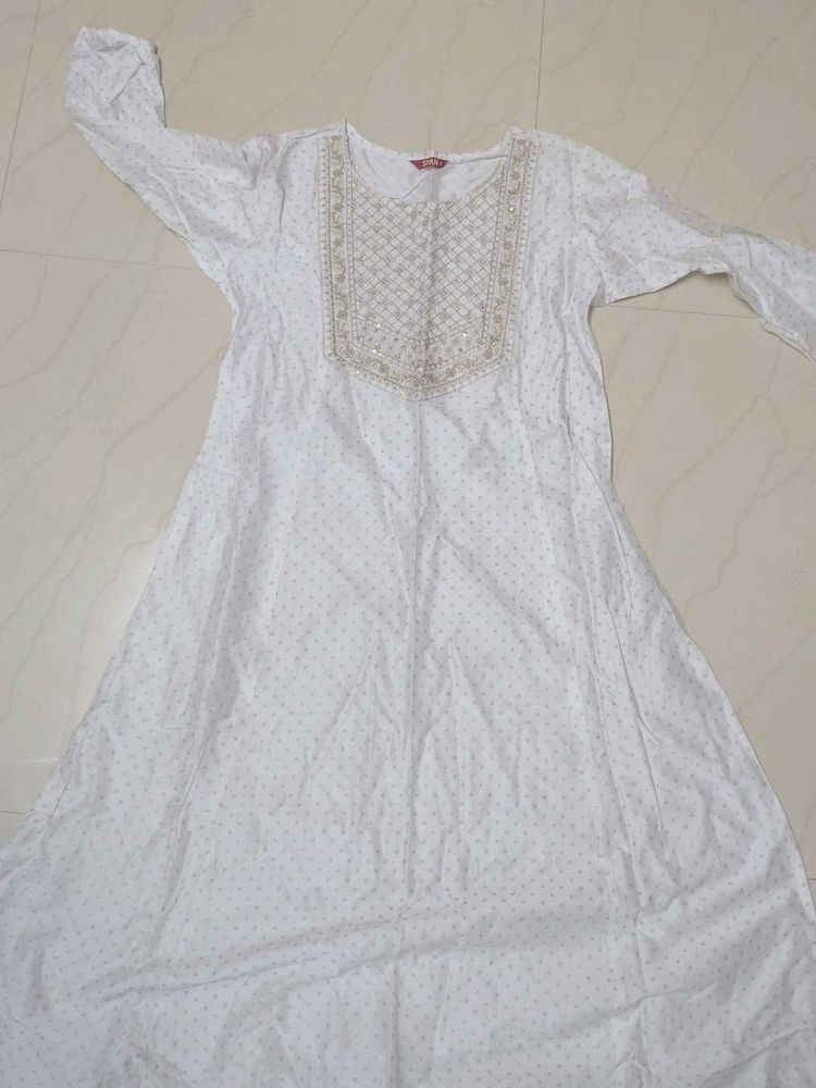 Elegant White Kurta with Embellished Neckline