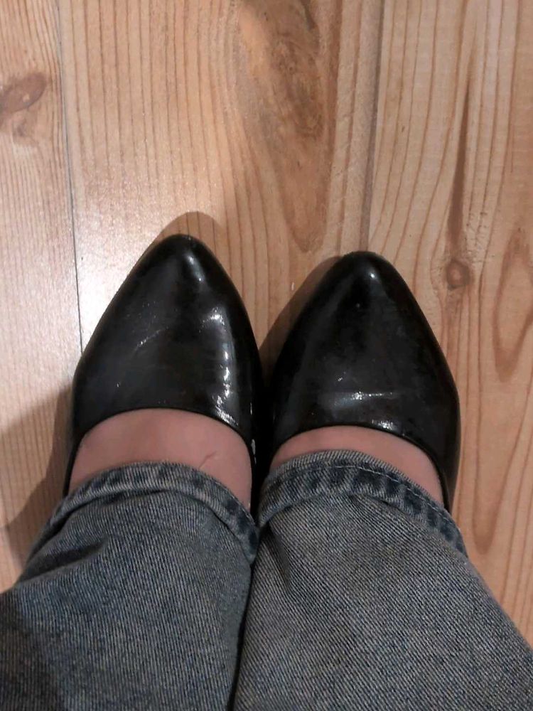 Shiny Black Pointed Toe Heels