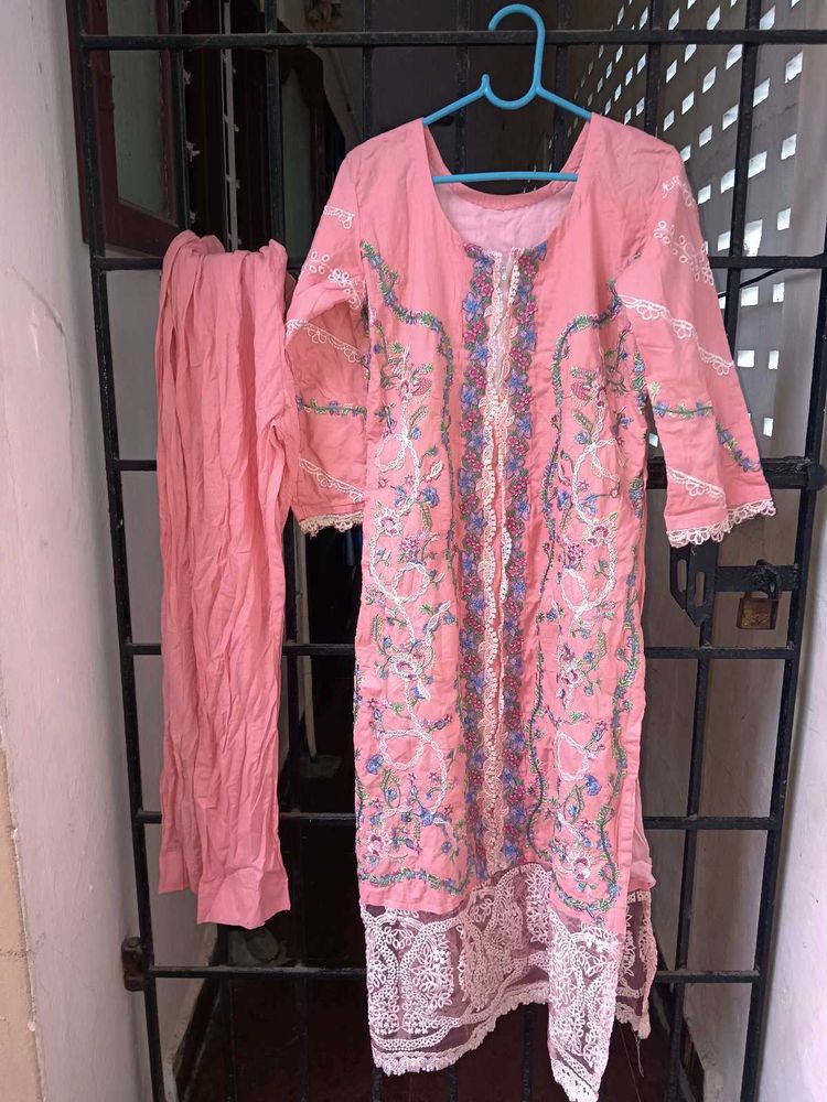 Elegant Pink Kurta Set with Intricate Embroidery