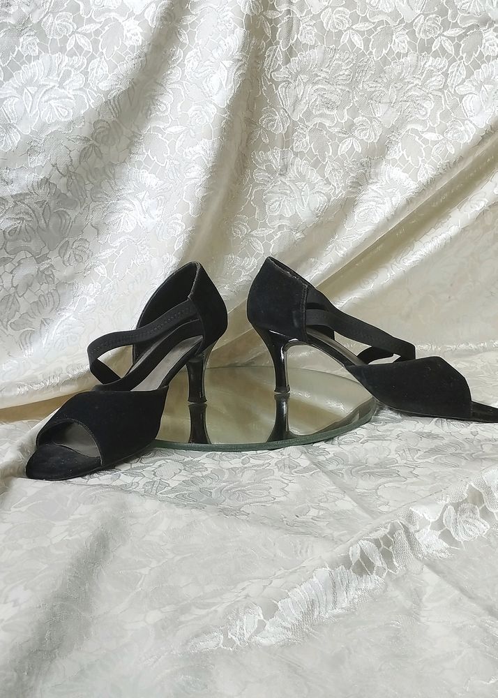 Black Strap Heels 🖤🪞