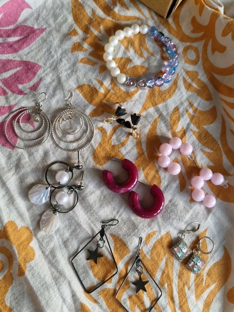 ☀️FREE DELIVERY☀️ Combo of 7 Earrings + Bracelet