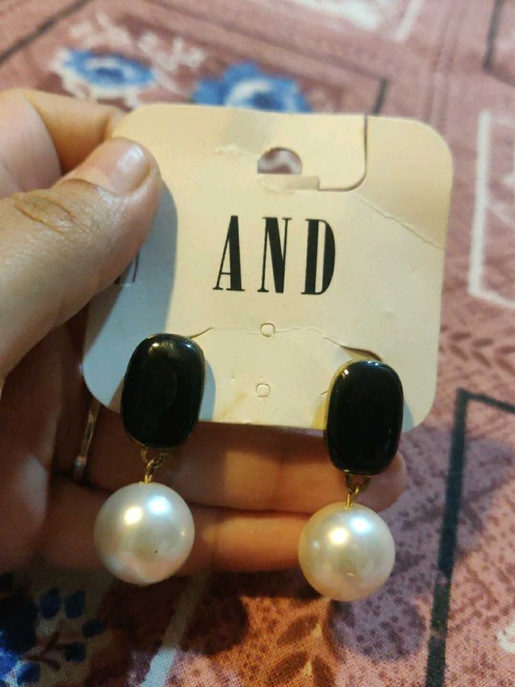 Elegant Black &amp; Pearl Drop Earrings