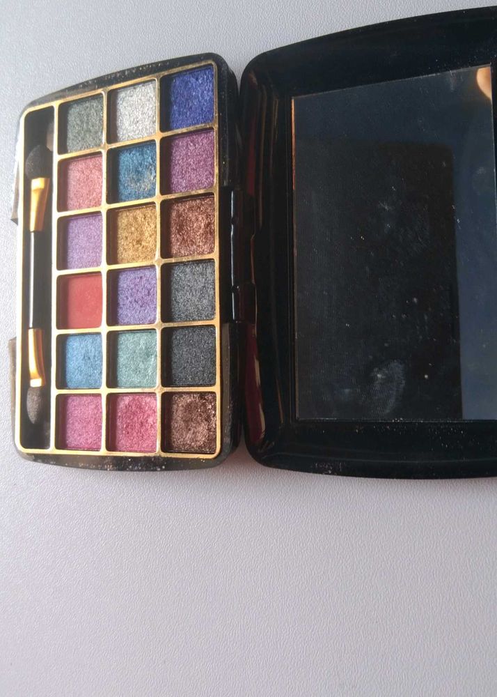 ✨ 18-Color Shimmer Eyeshadow Palette ✨