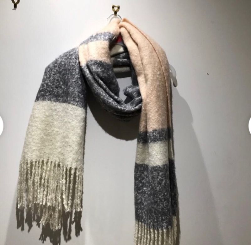 RIVER ISLAND LONDON STOLE