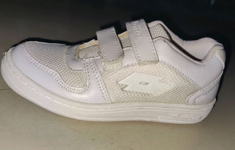 Lotto Velcro Running Shoes For Boys . New With Tag