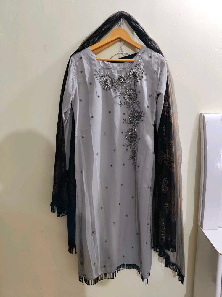 Elegant Grey Kurta Set with Intricate Embellishmen