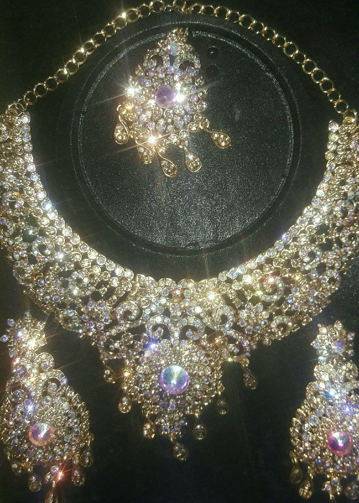 Necklace With earing And Maang Tika.