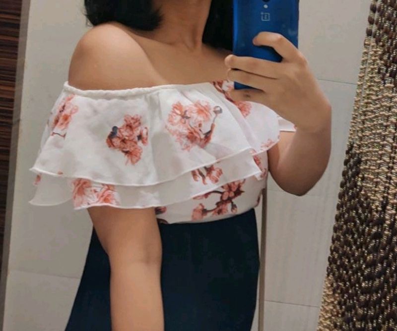 Whit Off Shoulder Crop Top