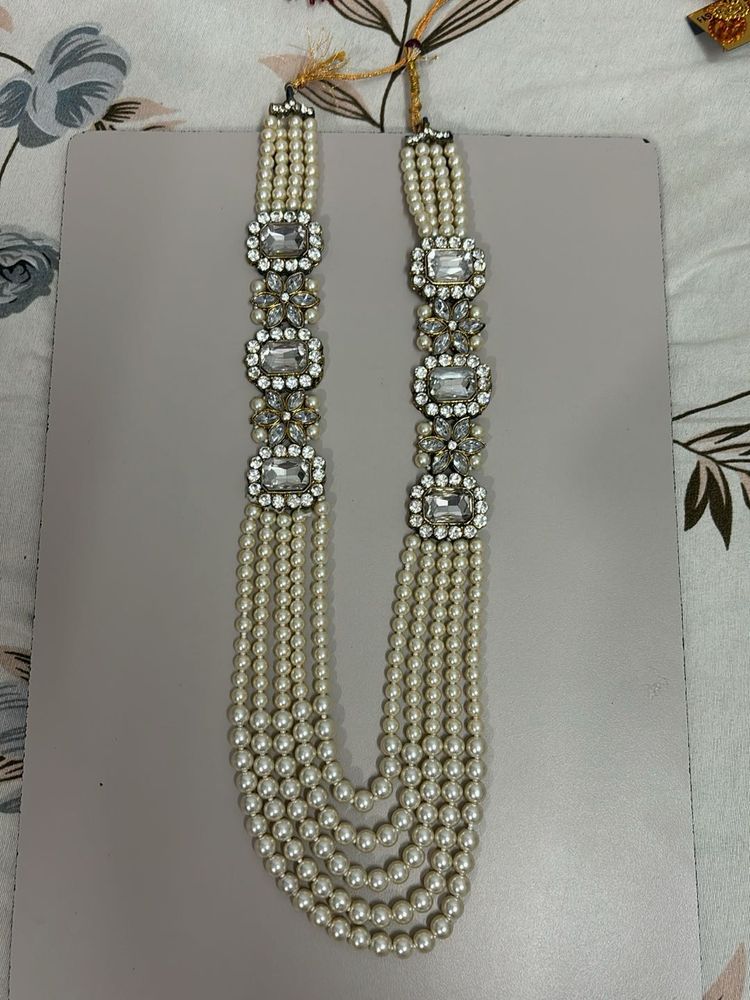 Exquisite Pearl Necklace with Rhinestones