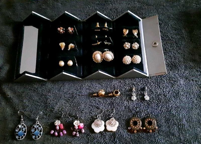 Assorted Earring Collection of 15 pieces with box