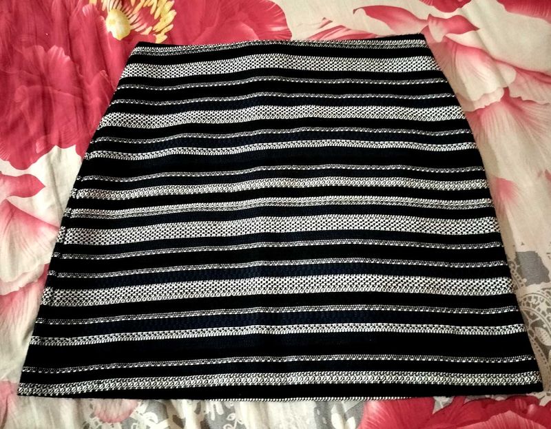 Chic Striped Mini Skirt with texture woven into th