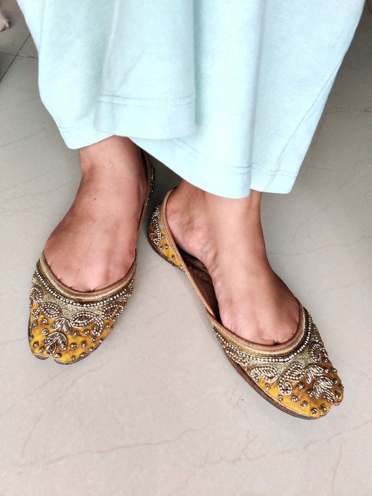 Yellow Women Jutti