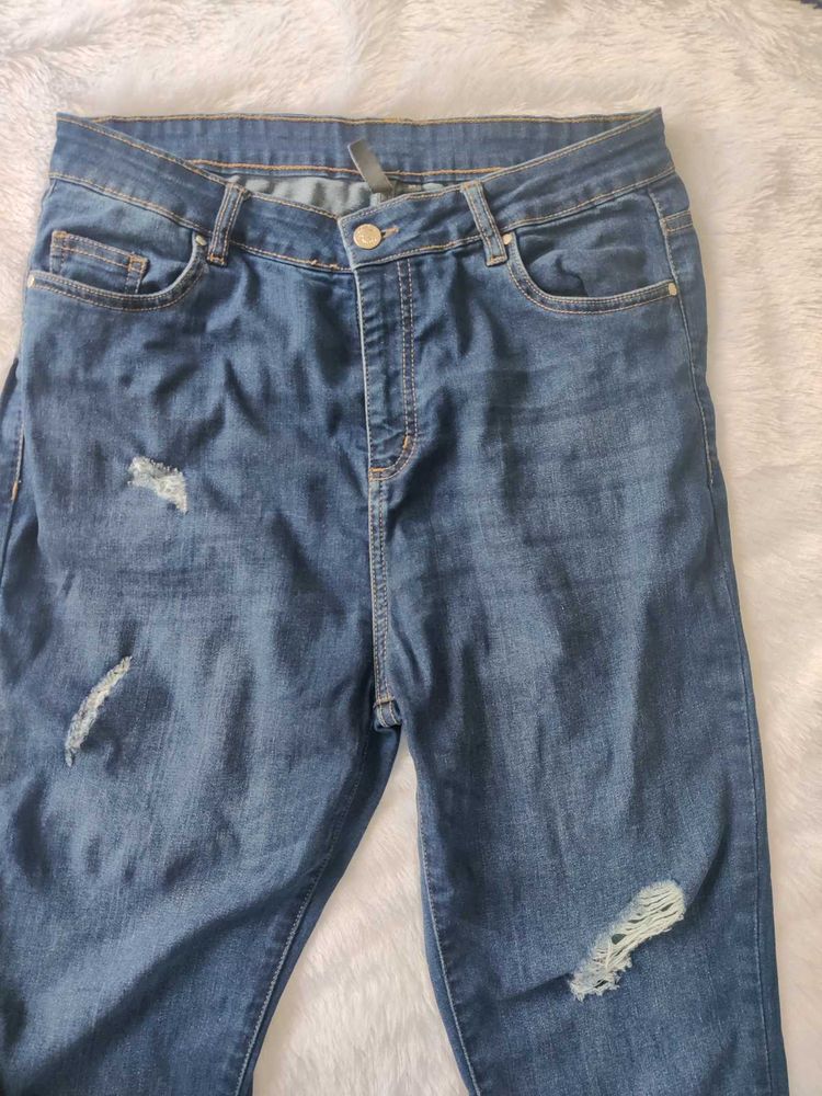 RIPPED BLUE COLOUR JEANS FOR WOMEN