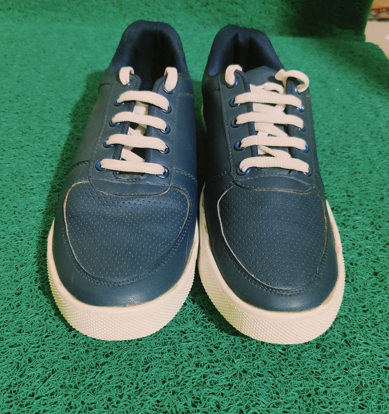 Men's Casual Shoes. Like New. Good Condition