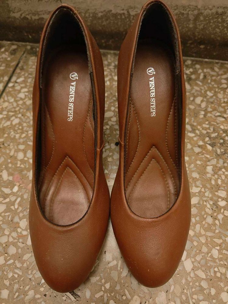 nwt Brown Heels