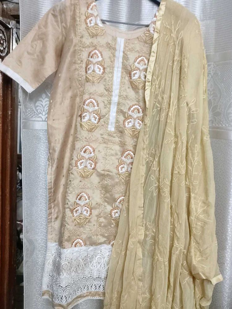Elegant Embroidered  Suit (Kurti And Dupata)