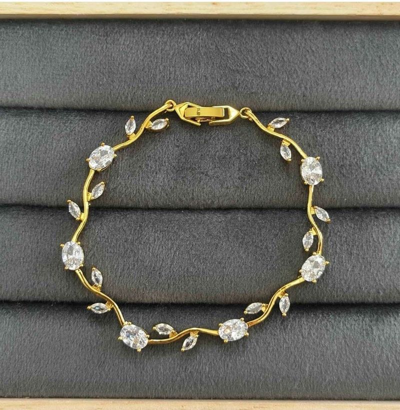 White Tulip Bracelet 🦢