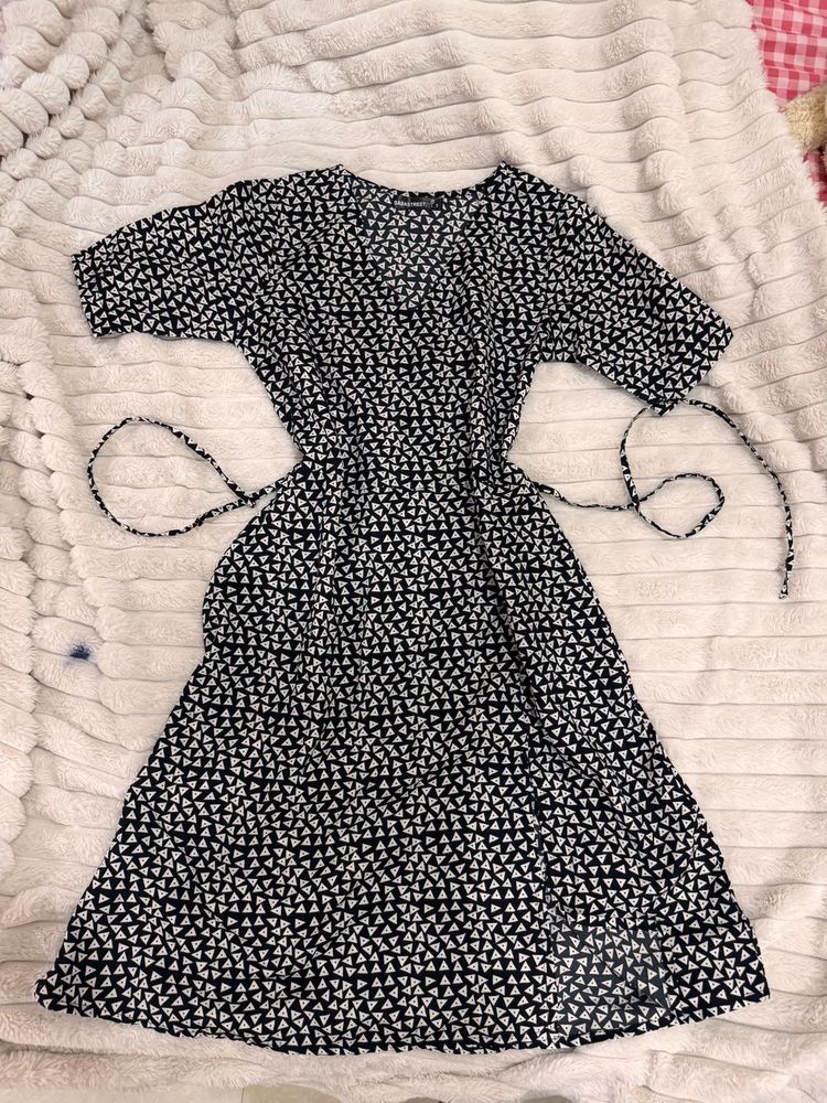Chic Black &amp; White Patterned Midi Dress