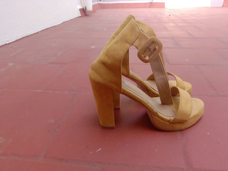 Mustard Colour Heels😍