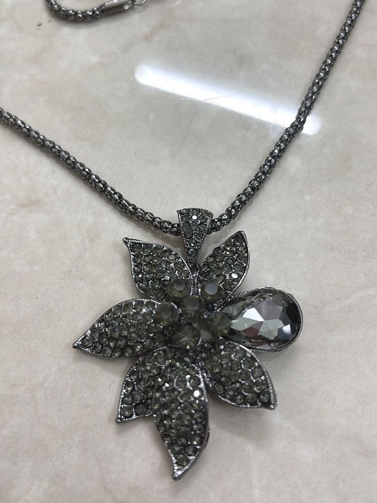 Sparkling Flower Pendant Necklace