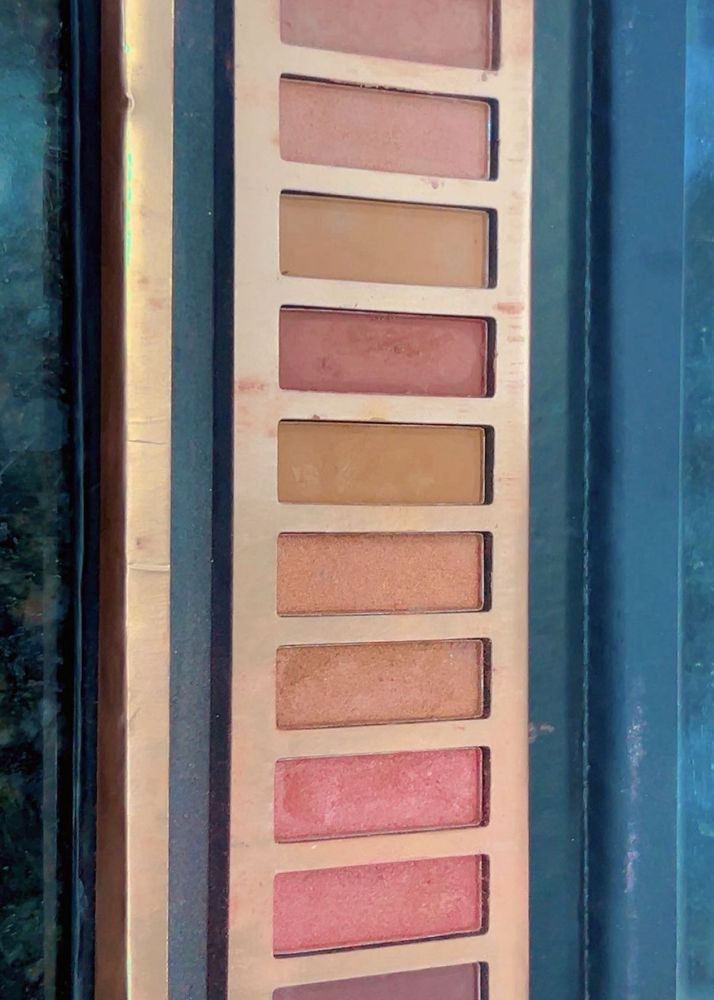 Gorgeous Eyeshadow Palette – Glam Up Your Eyes! 💖