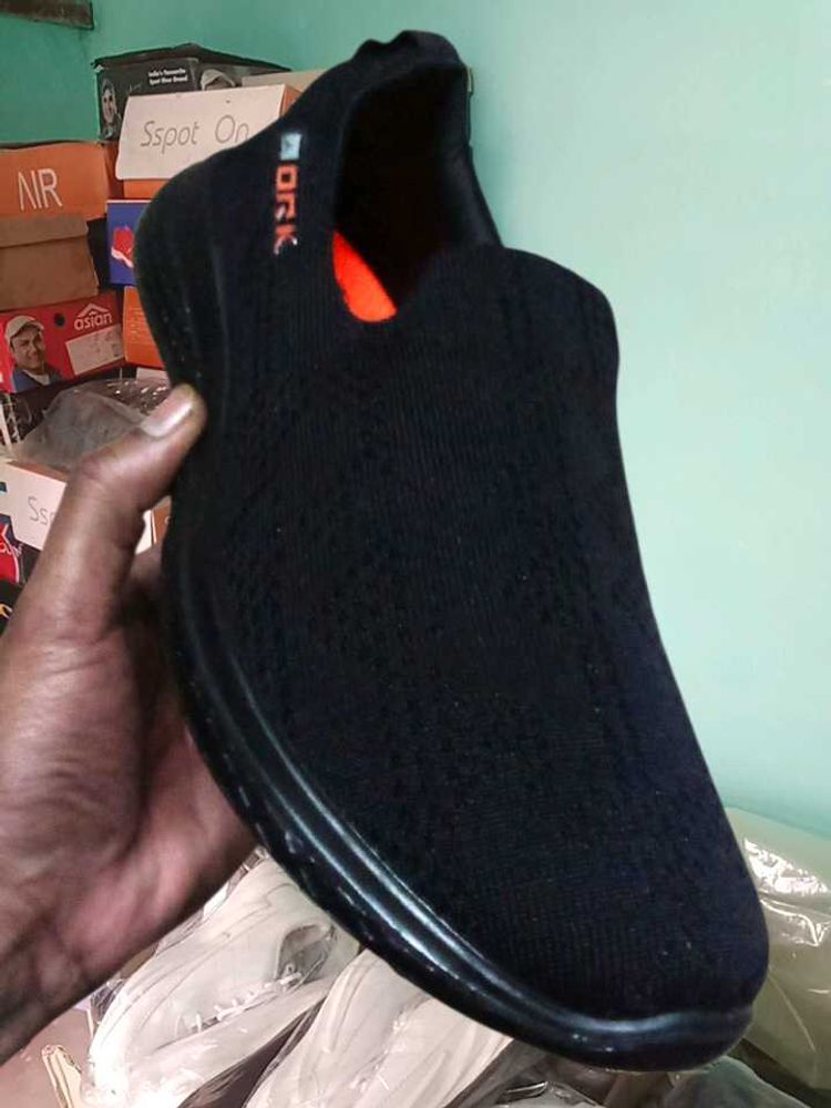 NEW NO USED CASUAL SHOES FOR MEN AND WOMEN.