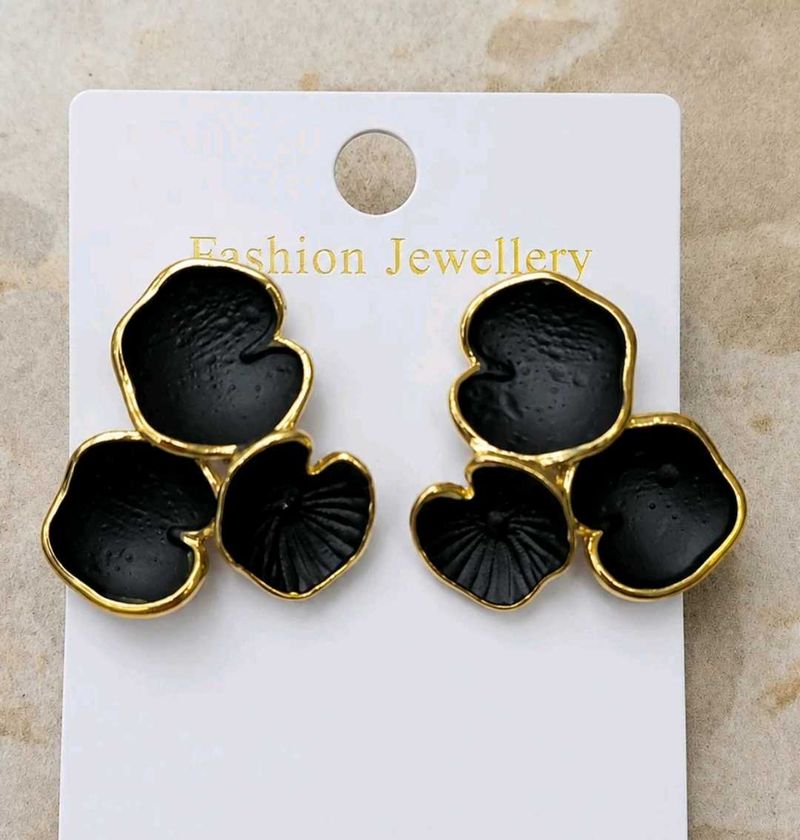 Elegant Black Floral Design Earrings