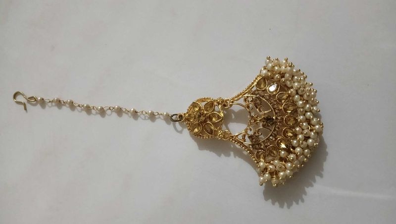 Elegant Gold &amp; Pearl Maang Tikka