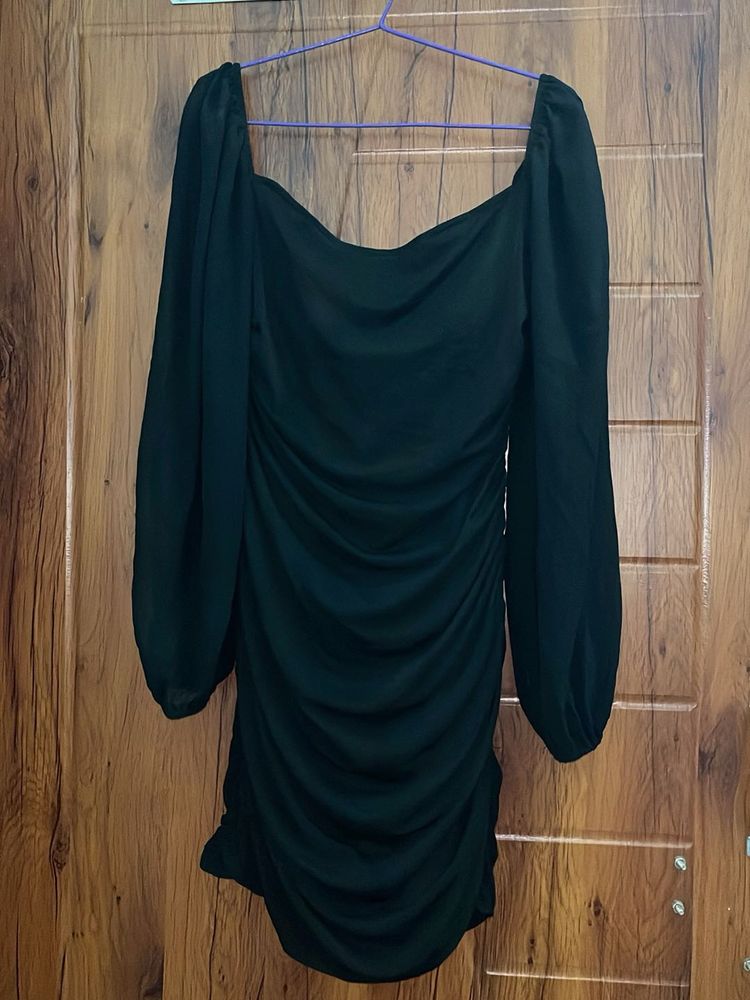Black bodycon dress