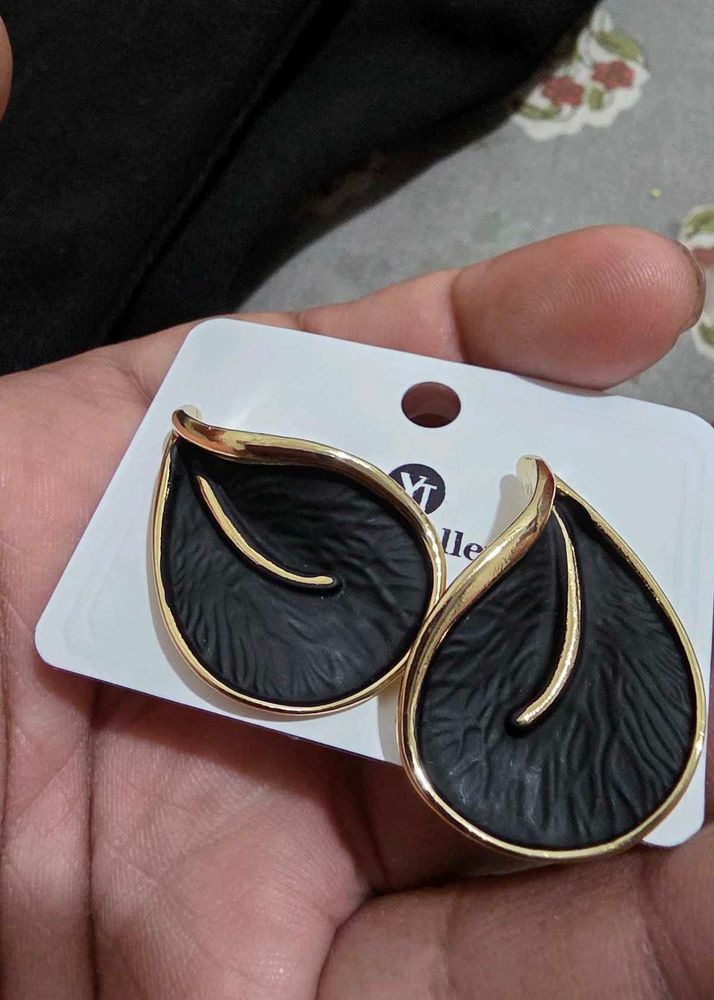 Elegant Black Leaf Design Earrings