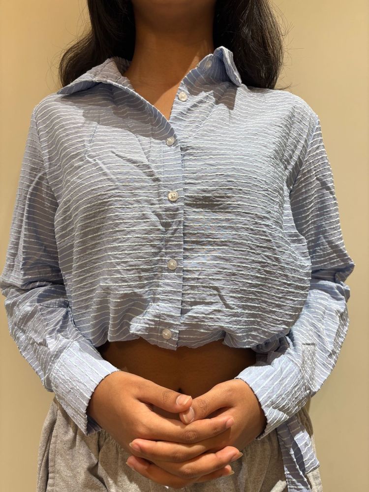 Chic Textured Blue Cropped Shirt