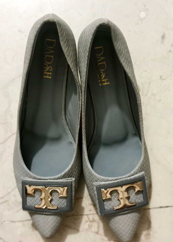 Elegant Grey Pointed Toe Heels