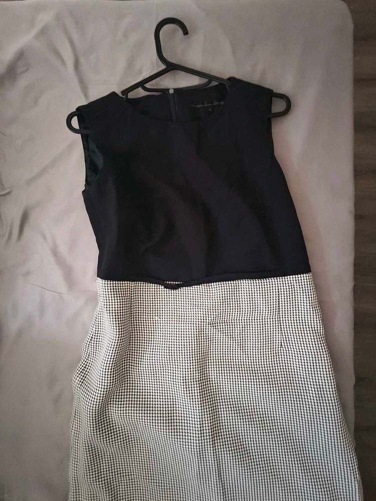 Chic,  Black &amp; White Sheath Dress ( below k