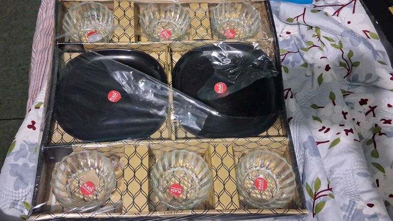 Plaza Glass Bowls and Black Plates Set