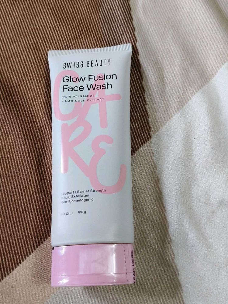 Swiss Beauty Glow Fusion Face Wash