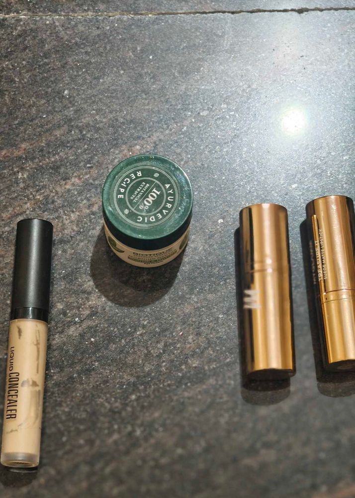 2lip liners 2lipsticks 1eye cream 1conceler