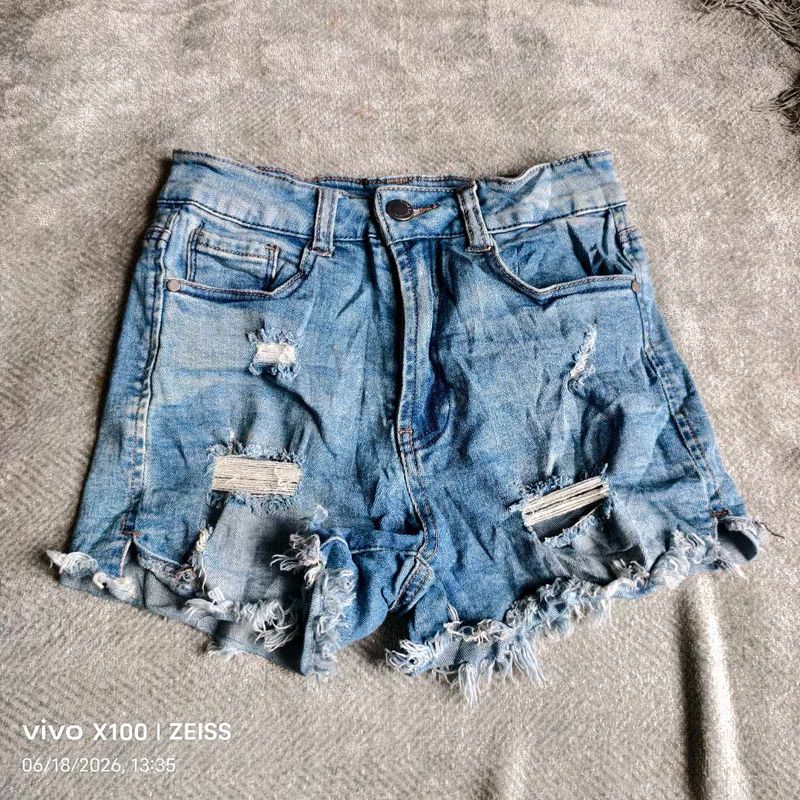 4116. Blue denim shorts