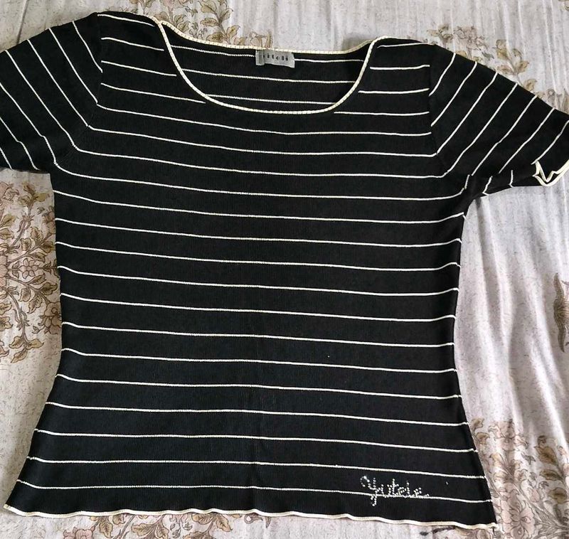 Chic Striped Black &amp; White Knit Tshirt