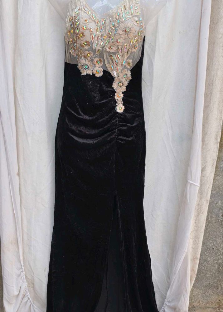 21202112.Elegant Gown with Embellished Neckline