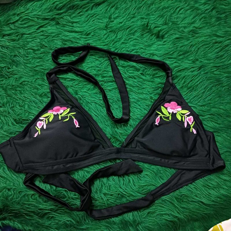 Black🎁🆕 Embroidered Floral Bikini Top