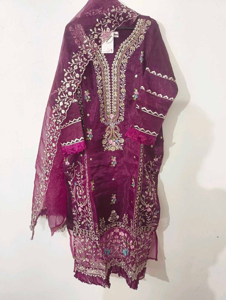 Elegant Embroidered pakistani Kurta Set