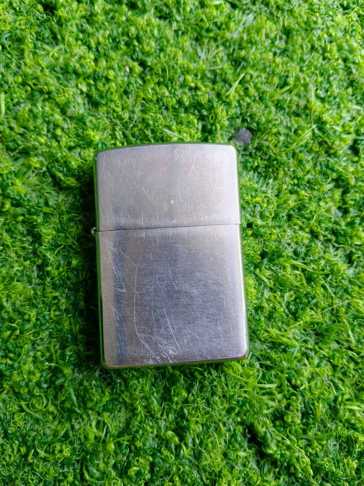 Zippo Lighter – Classic Plain Brushed / Polish Chr