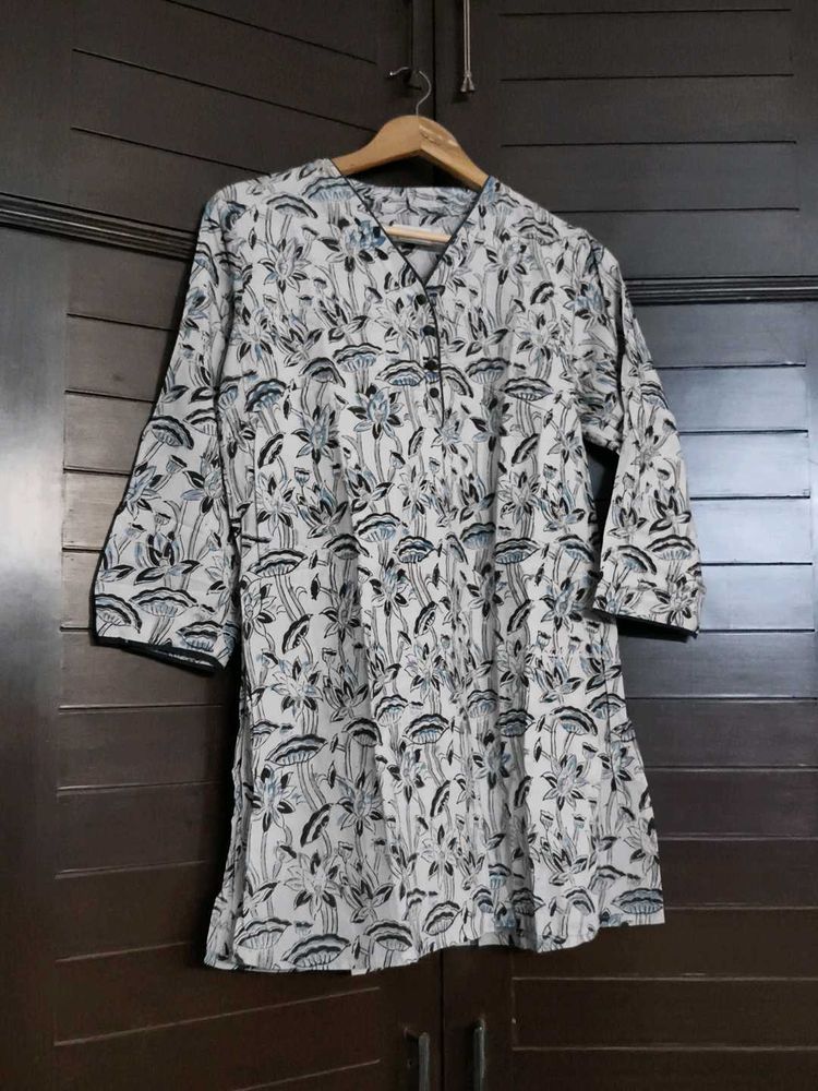 Fabindia Off-white Floral Cotton Straight Kurta