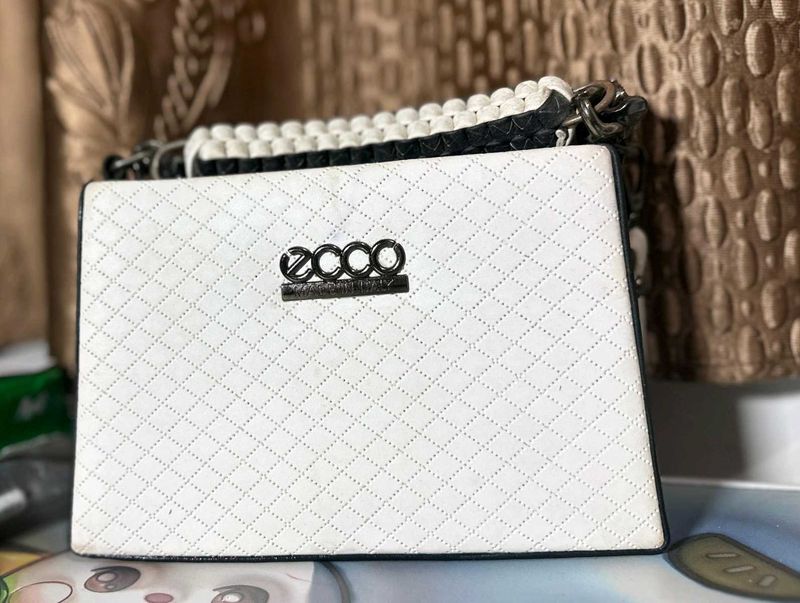 Chic White ECCO Shoulder Bag
