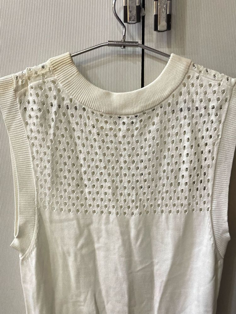 Chic White Sleeveless Crochet Top