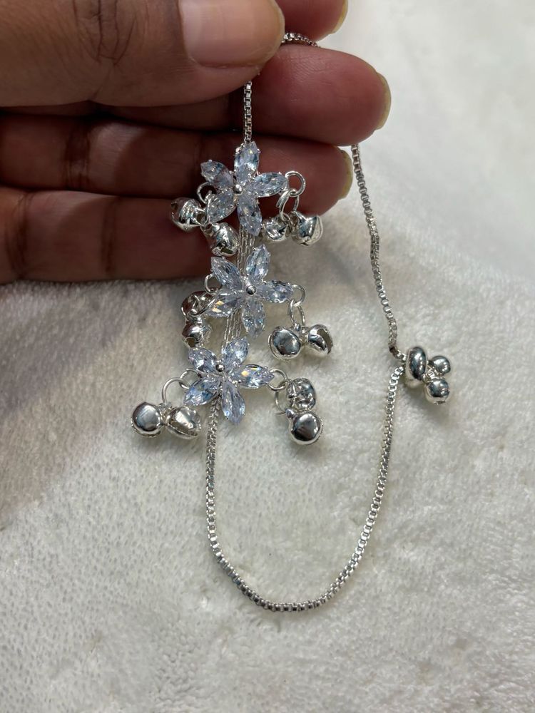 Elegant Anklet with Crystal Flower Charms